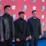 Panamá. – En un emocionante giro, el grupo Barak decidió pausar su exitosa gira “Dios Fuerte” para, por primera vez, estar presente en Premios Juventud, que este año salió de su sede habitual en Miami y se celebró en el Convention Center de Panamá. Este monumental evento, respaldado por Univisión, se convirtió en el escenario ideal para que la agrupación dejara su huella y compartiera la energía positiva que los caracteriza, ante cientos de jóvenes y artistas de distintas partes del mundo. Por primera vez, Barak participó en esta gran fiesta como presentadores especiales, siendo invitados para uno de los momentos más esperados de la noche: la presentación musical de Farruko, el reconocido artista boricua que el año pasado hizo pública su confesión de fe, marcando un antes y un después en su carrera con esta decisión. Durante su intervención, el vocalista principal del grupo, Robert Green, dejó un mensaje claro ante toda la multitud y millones de televidentes: “Es un honor estar aquí, delante de tantos jóvenes, presentando este momento junto a alguien que, al igual que nosotros, ha confesado públicamente que Jesús es lo primero en su vida. Y quiero recordarles que cuando ponemos a Dios primero, toda nuestra vida toma el camino correcto.” Completan el trío Angelo Frilop (pianista y productor musical) y Janiel Ponciano (vocalista, bajista y compositor). La presencia de Barak en Premios Juventud refleja su compromiso de llevar un mensaje de esperanza a través de las plataformas más importantes de la música. Desde su inicio, la gira “Dios Fuerte” ha sido un rotundo éxito, con presentaciones memorables en lugares como el Prudential Center de Nueva Jersey, el Coliseo de Puerto Rico, el Kaseya Center de Miami, el Barclays Center de Brooklyn y el Estadio Quisqueya en República Dominicana, entre otros escenarios de renombre. Con esta gira, el grupo reafirma su mensaje central: más allá de la fama y los escenarios, su verdadera misión es presentar a Jesús y llevar fe a cada corazón que escuche su música.