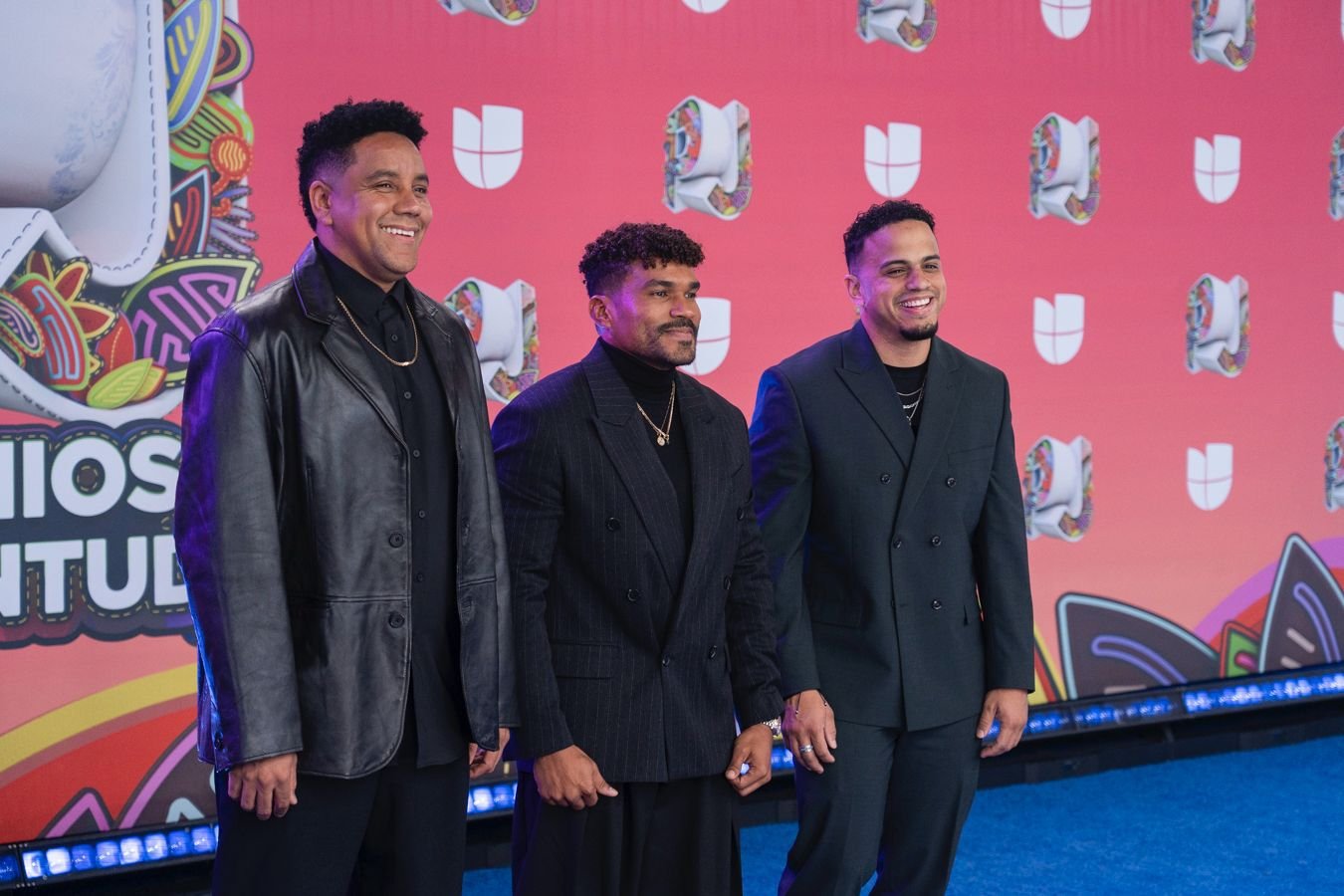 Panamá. – En un emocionante giro, el grupo Barak decidió pausar su exitosa gira “Dios Fuerte” para, por primera vez, estar presente en Premios Juventud, que este año salió de su sede habitual en Miami y se celebró en el Convention Center de Panamá. Este monumental evento, respaldado por Univisión, se convirtió en el escenario ideal para que la agrupación dejara su huella y compartiera la energía positiva que los caracteriza, ante cientos de jóvenes y artistas de distintas partes del mundo. Por primera vez, Barak participó en esta gran fiesta como presentadores especiales, siendo invitados para uno de los momentos más esperados de la noche: la presentación musical de Farruko, el reconocido artista boricua que el año pasado hizo pública su confesión de fe, marcando un antes y un después en su carrera con esta decisión. Durante su intervención, el vocalista principal del grupo, Robert Green, dejó un mensaje claro ante toda la multitud y millones de televidentes: “Es un honor estar aquí, delante de tantos jóvenes, presentando este momento junto a alguien que, al igual que nosotros, ha confesado públicamente que Jesús es lo primero en su vida. Y quiero recordarles que cuando ponemos a Dios primero, toda nuestra vida toma el camino correcto.” Completan el trío Angelo Frilop (pianista y productor musical) y Janiel Ponciano (vocalista, bajista y compositor). La presencia de Barak en Premios Juventud refleja su compromiso de llevar un mensaje de esperanza a través de las plataformas más importantes de la música. Desde su inicio, la gira “Dios Fuerte” ha sido un rotundo éxito, con presentaciones memorables en lugares como el Prudential Center de Nueva Jersey, el Coliseo de Puerto Rico, el Kaseya Center de Miami, el Barclays Center de Brooklyn y el Estadio Quisqueya en República Dominicana, entre otros escenarios de renombre. Con esta gira, el grupo reafirma su mensaje central: más allá de la fama y los escenarios, su verdadera misión es presentar a Jesús y llevar fe a cada corazón que escuche su música.