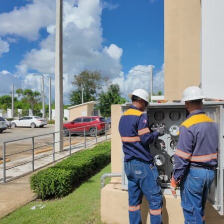 Edeeste desmantela 26 conexiones directas en condominio de Los Llanos, San Pedro de Macorís