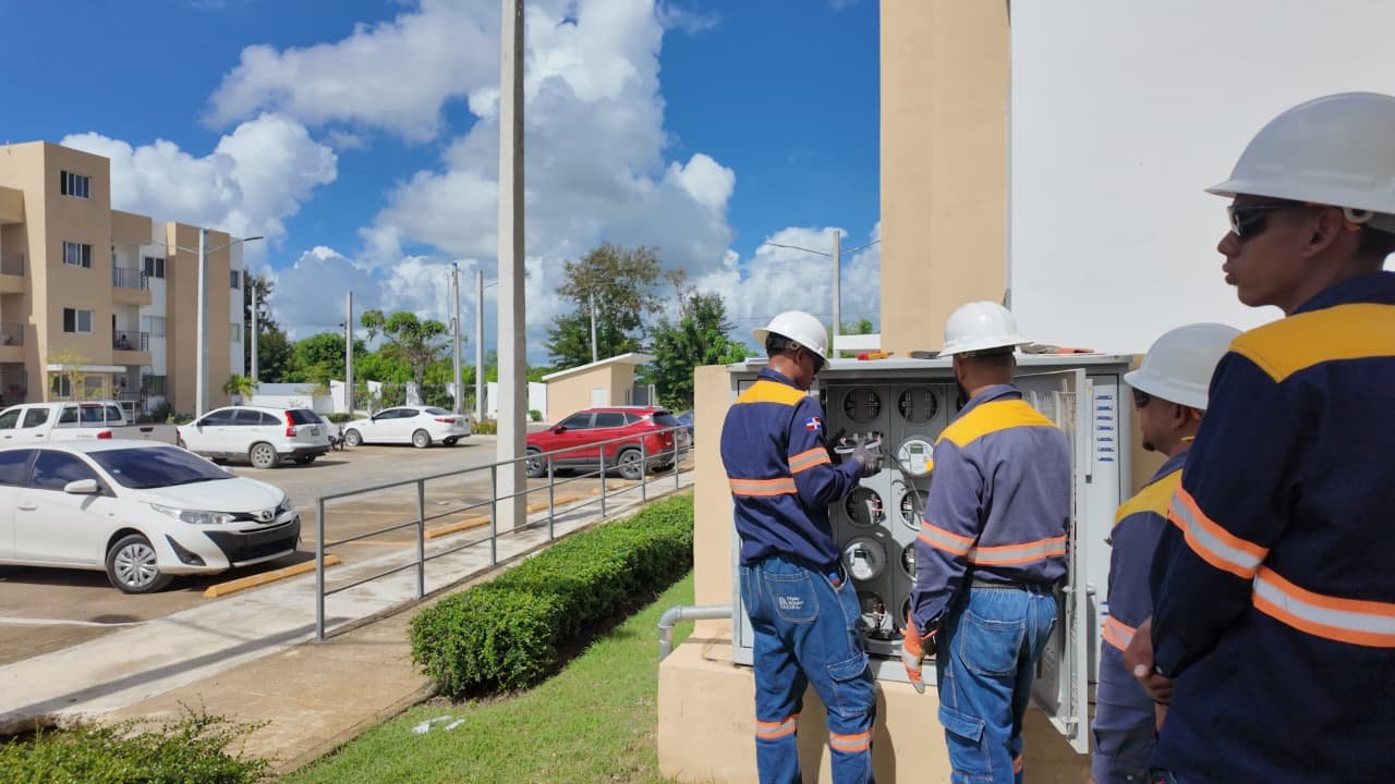 Edeeste desmantela 26 conexiones directas en condominio de Los Llanos, San Pedro de Macorís