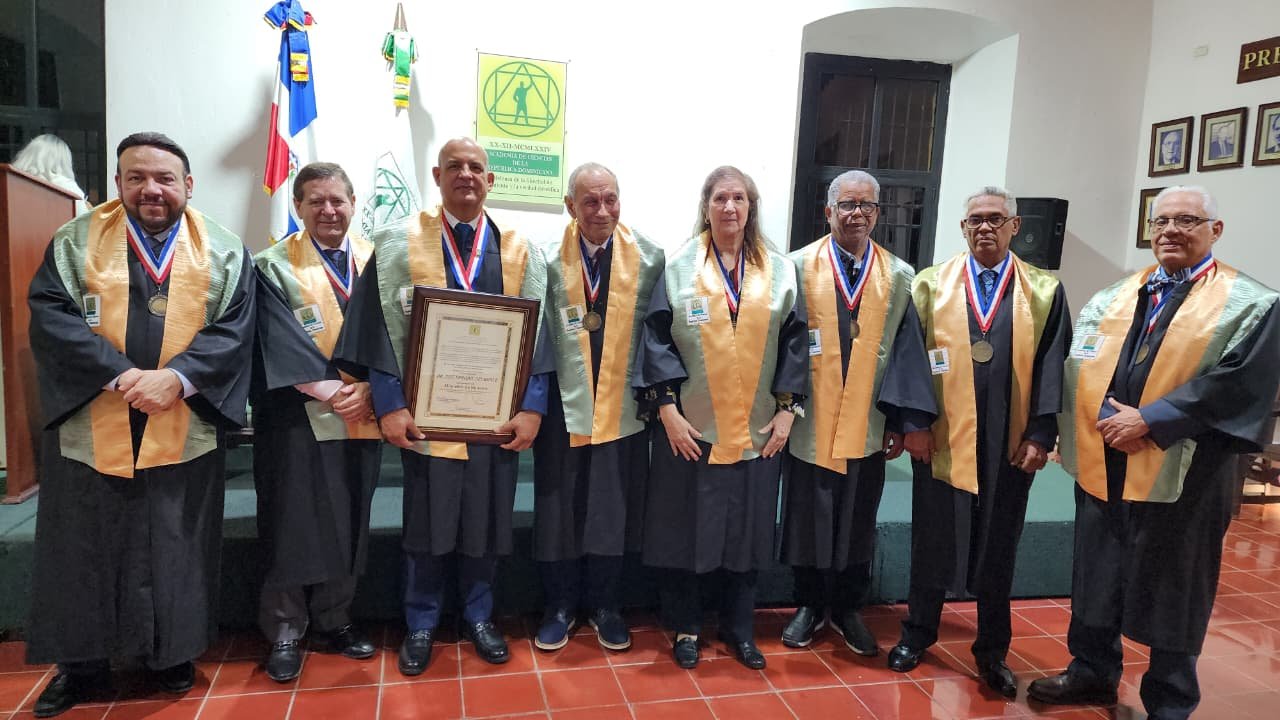 José Enrique Delmonte es investido como Miembro de Número de la Academia de Ciencias