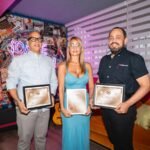 Santo Domingo, 25 de septiembre de 2025.– El Consejo Internacional de La Música Latina en Miami (CILM) para Las Naciones Unidas de las Artes y Ciencias (UNOTA), reconoció a La Oreja Media, empresa dominicana de distribución musical, por su contribución al crecimiento de la industria y a la proyección internacional de artistas nacionales. Es la primera empresa disquera dominicana que recibe esta distinción por parte de esta organización. Entregado por la artista y representante de UNOTA, Lilubeth Vilera, conocida artísticamente como “Lilu Pink”, en un acto celebrado en las oficinas de la empresa. Recibieron el reconocimiento Porfirio “Popi” Piña, CEO & Presidente, y Alexis Brugal, Socio y Gerente General de La Oreja Media, acompañados de parte del equipo que conforma la compañía. Durante el acto, Lilu Pink destacó que “La Oreja Media se ha consolidado como un referente en la distribución musical, llevando la música dominicana a plataformas y mercados internacionales, y contribuyendo al fortalecimiento de la industria musical del país”. Por su parte, Porfirio Piña agradeció la distinción, señalando que “este reconocimiento nos motiva a seguir innovando en la distribución musical y a continuar trabajando por abrir nuevas oportunidades a los artistas dominicanos en el mundo”. Este reconocimiento de UNOTA afianza el obtenido el año pasado por parte de la Asociación Dominicana de Exportadores (ADOEXPO), que galardonó a La Oreja Media como la empresa de distribución musical más importante del país, reafirmando su liderazgo en el sector y su impacto en el posicionamiento internacional de la música dominicana. “Ustedes representan un motor que conecta a los artistas dominicanos con mercados digitales internacionales”, concluyó la presidenta del CILM. La entrega contó con un ambiente íntimo y cercano, reafirmando la misión de La Oreja Media de seguir apoyando y desarrollando la música dominicana con visión global. —- Sobre La Oreja Media: La Oreja Media es una empresa dominicana especializada en distribución digital y desarrollo de artistas. Con un enfoque innovador, ha logrado expandir el alcance de la música dominicana en mercados internacionales, a través de plataformas digitales y estrategias de proyección global.