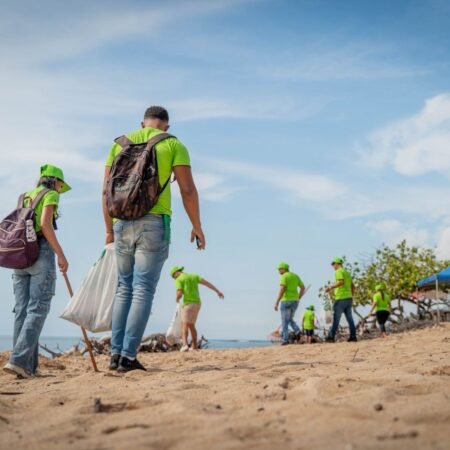 Prioriza RD realiza jornada de limpieza en Playa La Caobita en Azua