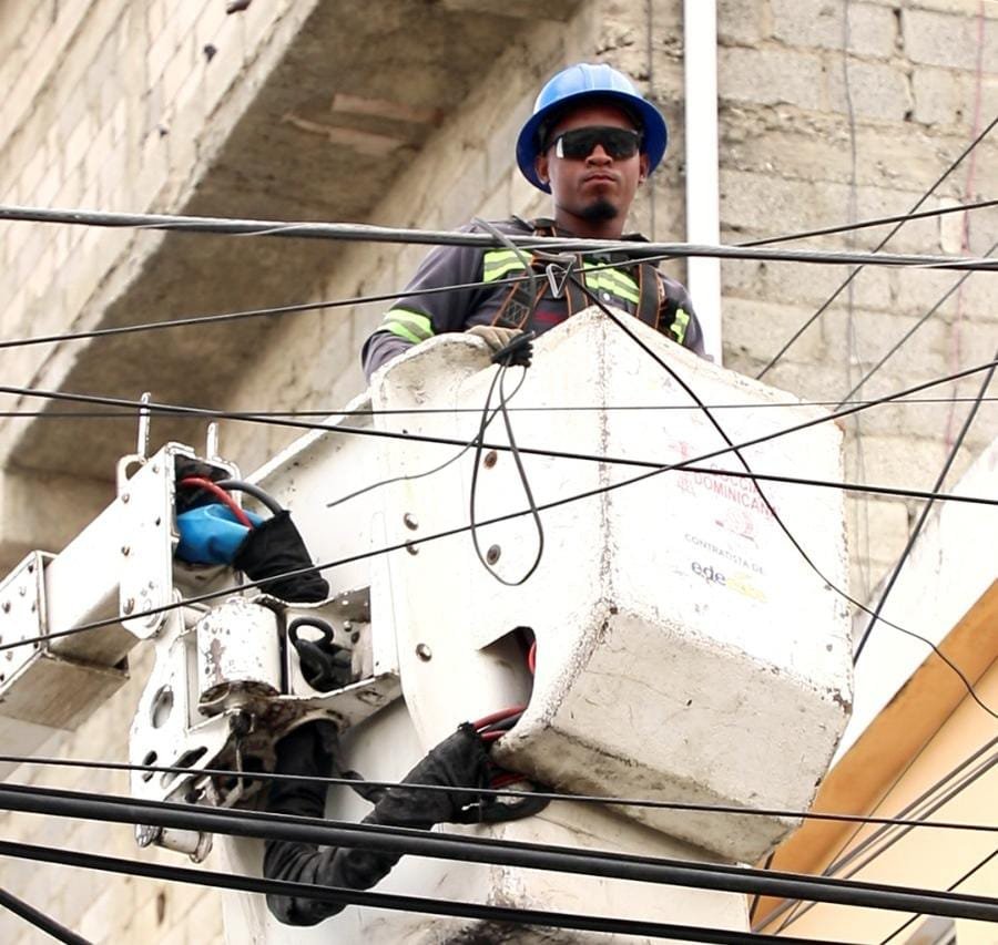 Edeeste continúa trabajos que mejoran el servicio eléctrico en Los Tres Brazos
