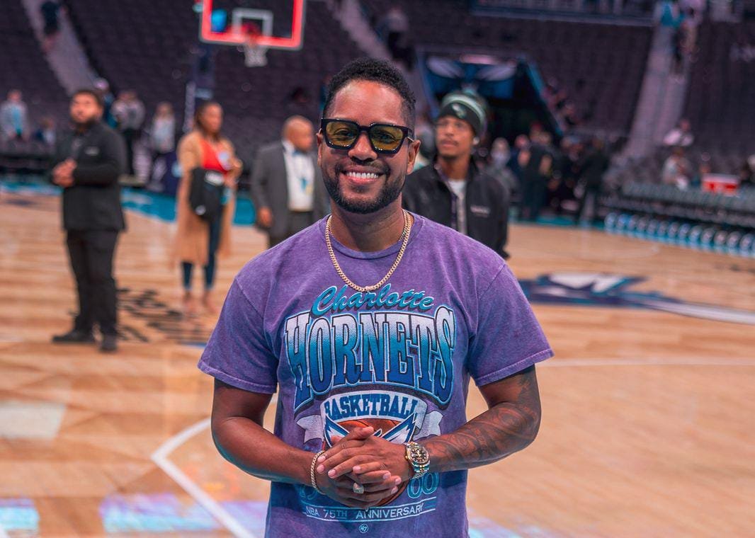 Joel Silverio se consolida en la NBA como animador de los Charlotte Hornets y lleva en alto bandera dominicana