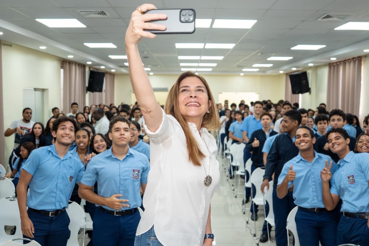 Carolina Mejía incentiva a estudiantes de Arroyo Hondo a cuidar el medio ambiente