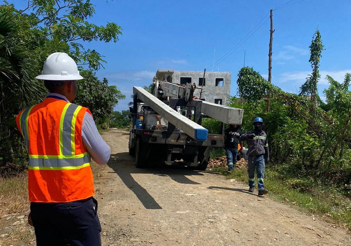 Edeeste inicia proyecto de electrificación en Brisas del Mar, Sabana de la Mar