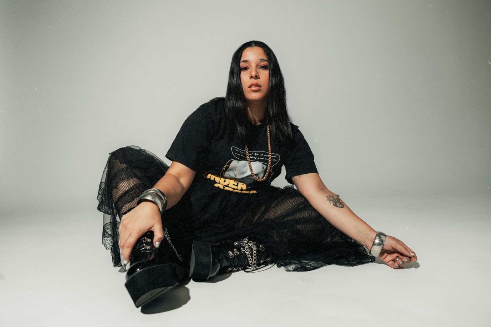 MERLIS CAMILO une historias de su nuevo EP en videoclip de “Busco”