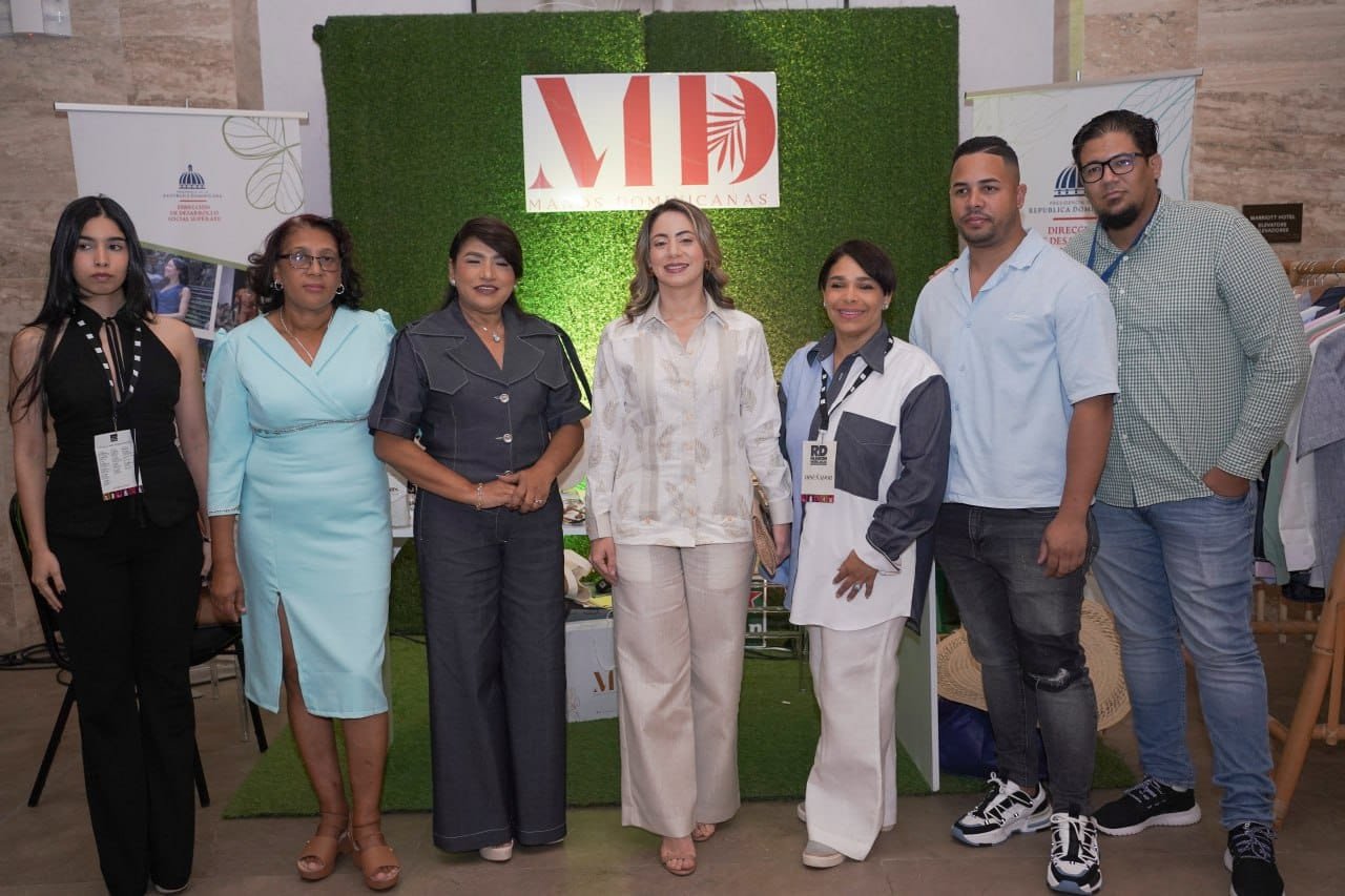 Presentan “Vestigio”, la nueva colección de la línea textil Cayena con accesorios de Manos Dominicanas