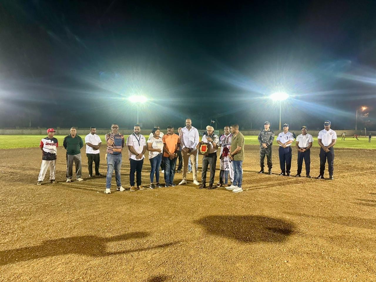 EDEESTE instala alumbrado al play de softball en Boca de Yuma