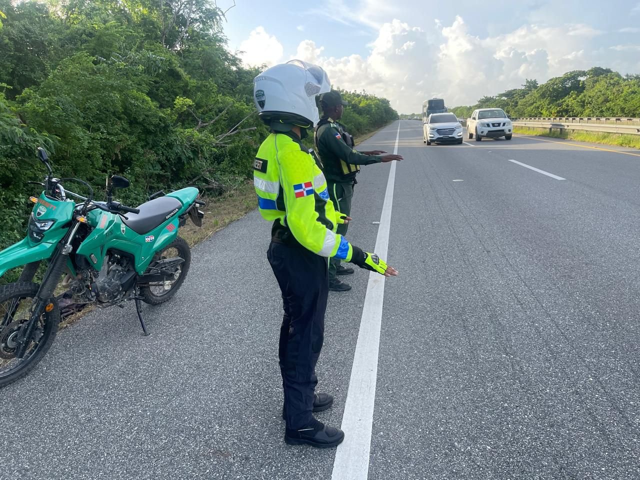 DIGESETT mantiene presencia en autopistas y carreteras para prevenir accidentes durante el fin de semana largo