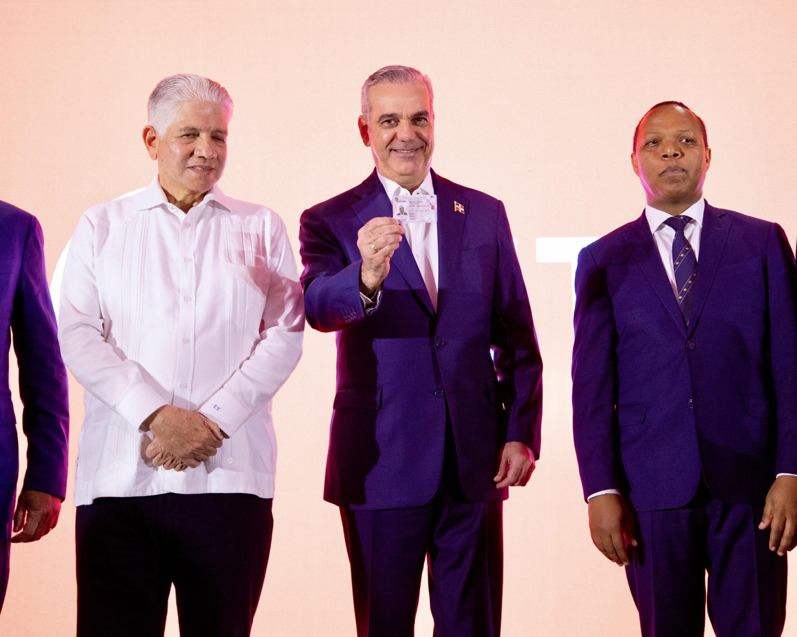 Presidente Abinader recibe la primera nueva Licencia de Conducir en transformación histórica hacia un sistema más seguro, moderno y tecnológico