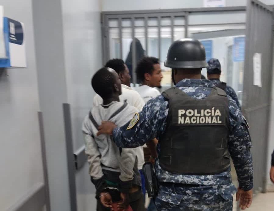 COMIPOL apresa tres hombres por lanzar piedras a conductores para atracarlos