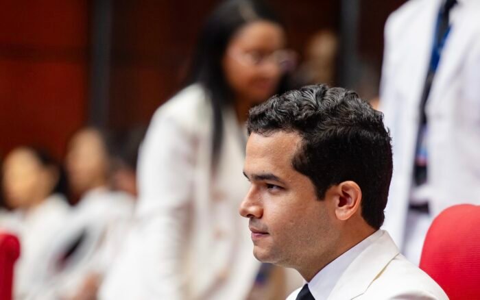 Omar Fernández cuestiona nueva deuda por US$2,750 millones, mientras hay US$3,700 millones de préstamos anteriores sin ejecutar