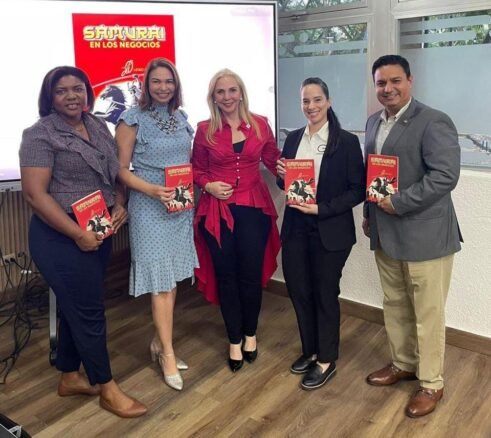 La unidad de posgrado de la Universidad Central del Este UCE inicia la celebración de su 55 aniversario con la puesta en circulación del libro “Samurái en los Negocios” de Leiko Ortiz