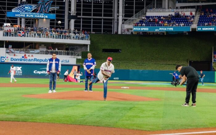 Presidente Abinader asiste a juego inaugural de RD en Clásico Mundial de Béisbol en Miami y lanza primera bola