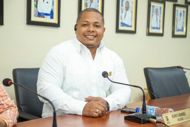 Regidor Bernys Mambrú reafirma compromiso con el municipio SDN y destaca apoyo institucional