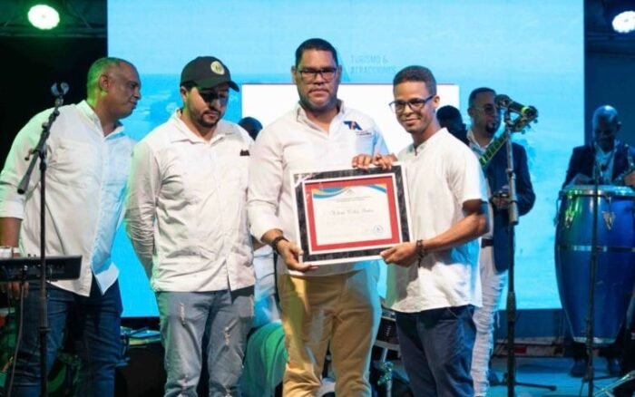 ADOMPRETUR Samaná reconoce a Kelvin Faña por éxito feria “Turismo y Atracciones 2026”