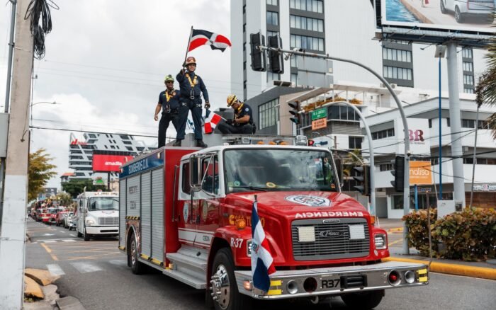 Bomberos del DN realizan su 40º graduación y el tradicional desfile de camiones