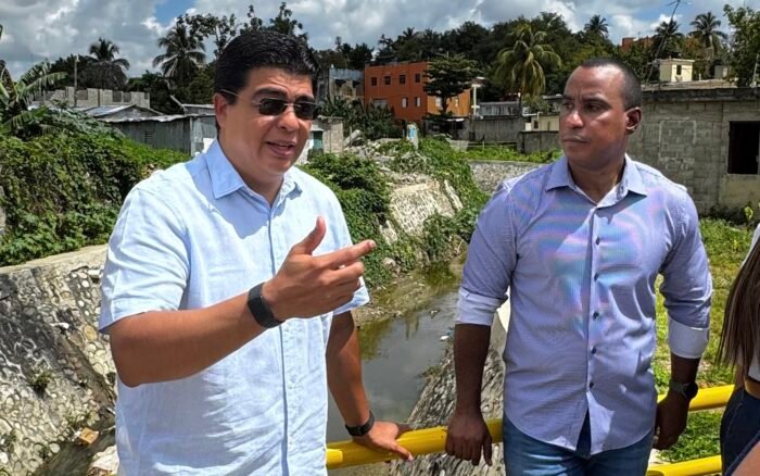 Fellito Suberví inspecciona trabajos en cañadas Guajimía y Los Girasoles