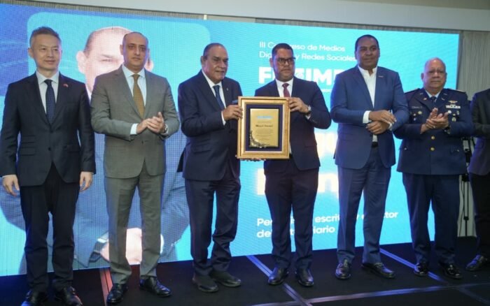 FUCIMDRES reconoce trayectoria del periodista Miguel Franjul en su III Congreso de Medios Digitales