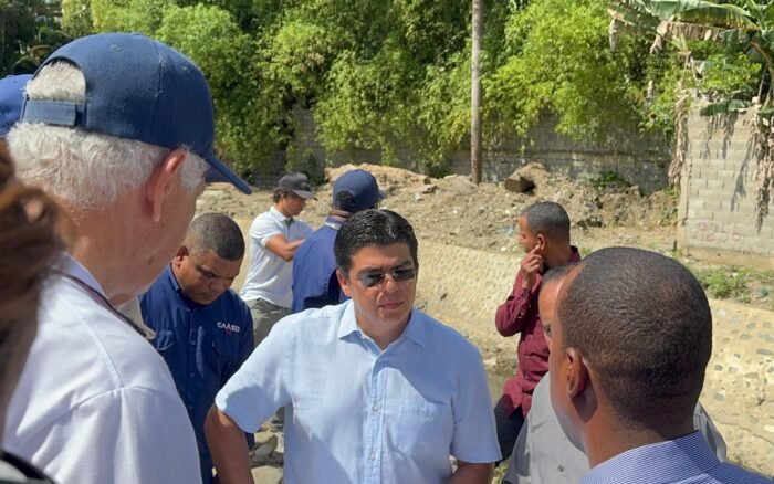 Fellito Suberví inspecciona trabajos en cañadas Guajimía y Los Girasoles