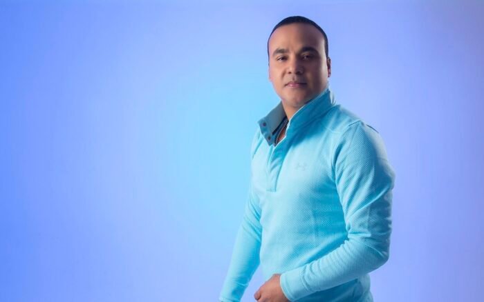 Zacarías Ferreira nos llena de sentimiento con “María Rosa” y celebra reciente certificación Multi-Platino de “Dónde Está Mi Amor”