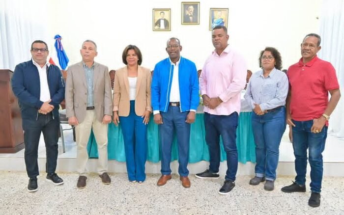 Autoridades reciben al director de UTECT para evaluar proceso de titulación en Bayaguana