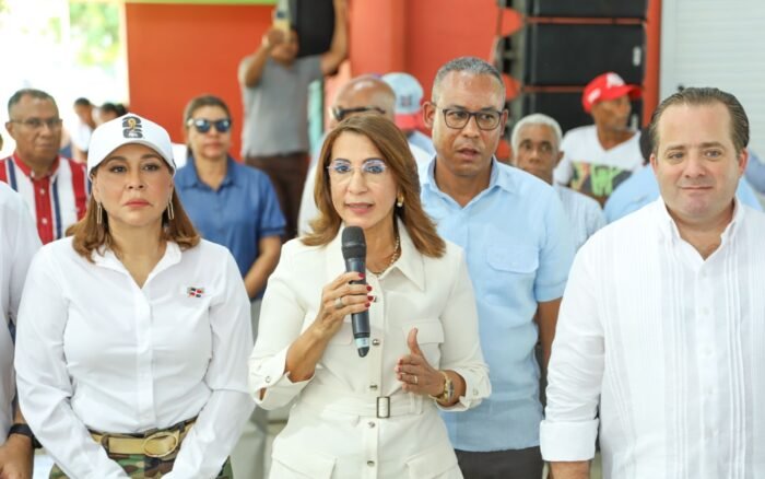 Supérate y Ministerio de la Presidencia entregan segundo Bono de Emergencia a familias afectadas por lluvias en Villa Montellano