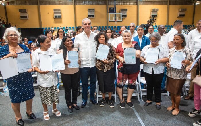 Presidente Luis Abinader entrega en Haina 1,279 títulos de propiedad y beneficia 6,385 personas