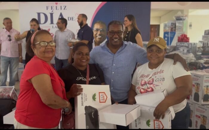 Agustín Burgos celebra Día de las Madres junto a más de 1,000 mujeres que respaldan su labor social en La Vega