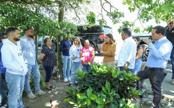 Supérate visita comunidades afectadas por lluvias en La Vega; coordina apoyo para familias afectadas
