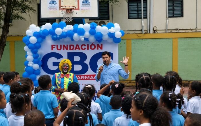 Fundación GBC celebra cumpleaños a 37 niños de la Escuela Madame Germaine en El Millón y reconoce a estudiantes destacados