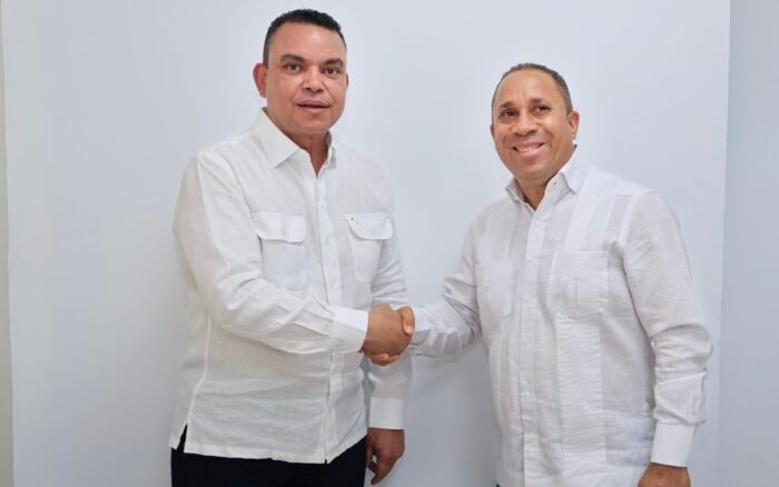 Doctor Julio Landrón juramenta a Alfonzo Herasme como director del Servicio Regional de Salud Enriquillo