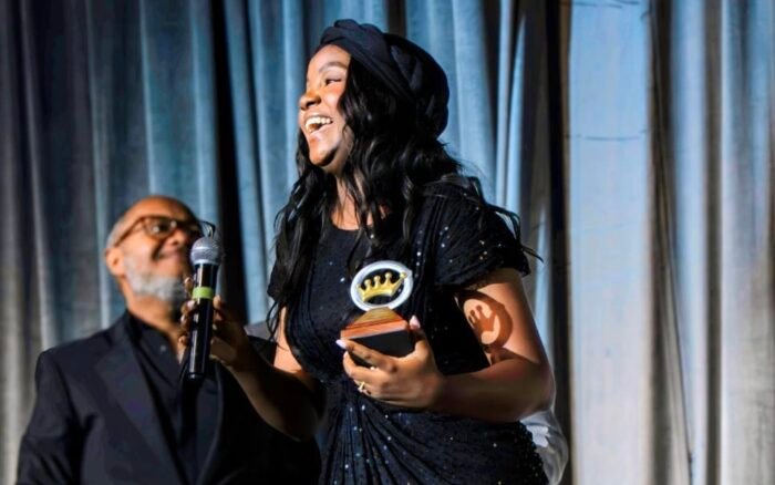 Raisa Díaz conquista el Premio Galardón a Canción del Año con “Hay Una Palabra”