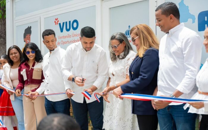 Ministerio de la Juventud inaugura Ventanilla Única de Oportunidades en Azua y entrega 150 becas Generación STEAM