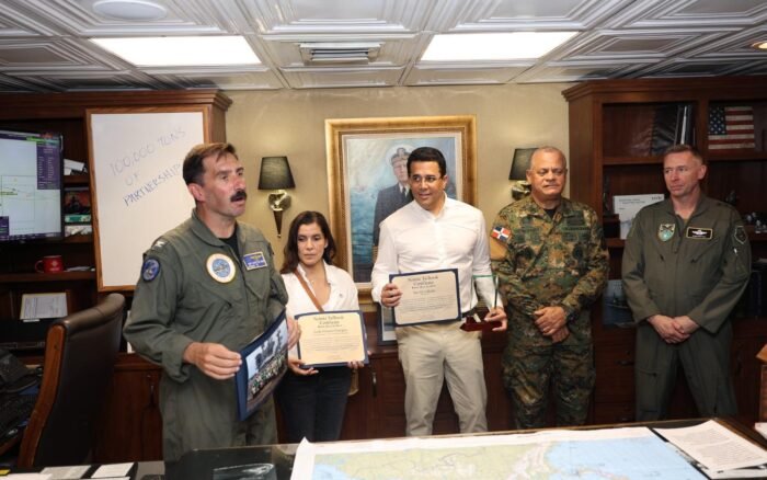 Ministro David Collado y la embajadora Leah Campos realizan visita al portaaviones USS Nimitz